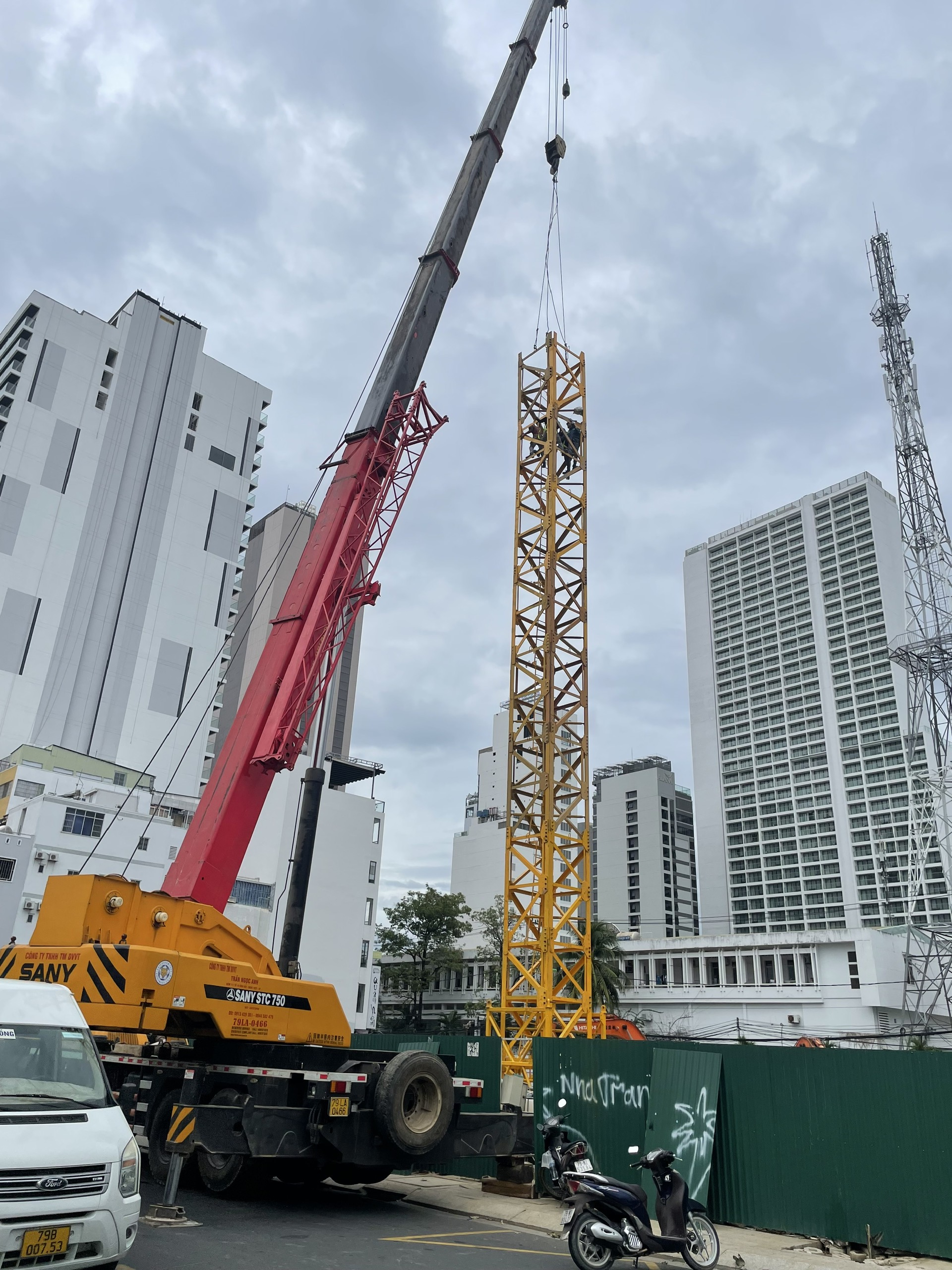 Cẩu tháp khách sạn